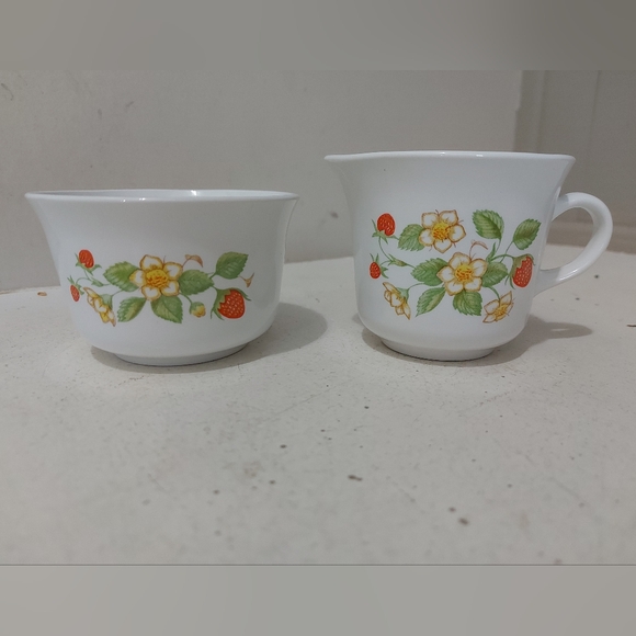 Vintage Corelle by Corning Strawberry Sundae Creamer and open sugar bowl - Picture 1 of 1